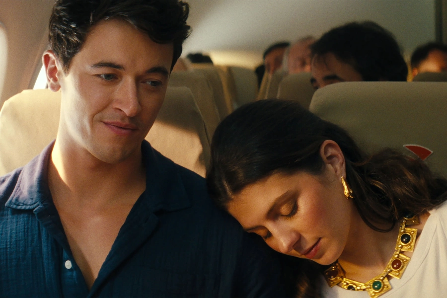 behind-the-scenes-emily-bader-and-tom-blyth