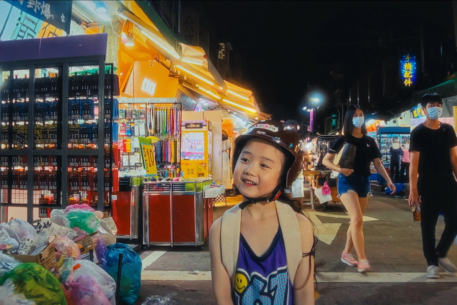 creative-partnership-behind-left-handed-girl