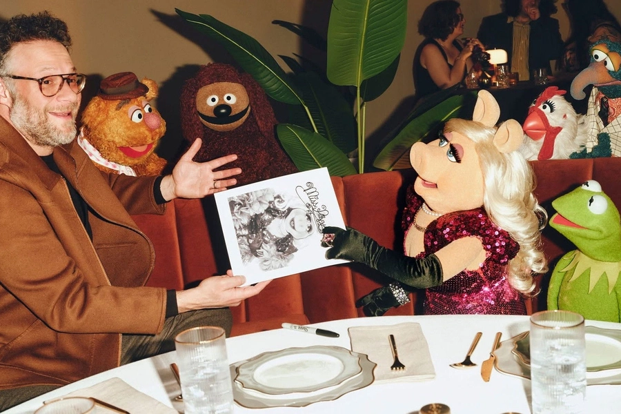 seth-rogen-chats-with-kermit-miss-piggy
