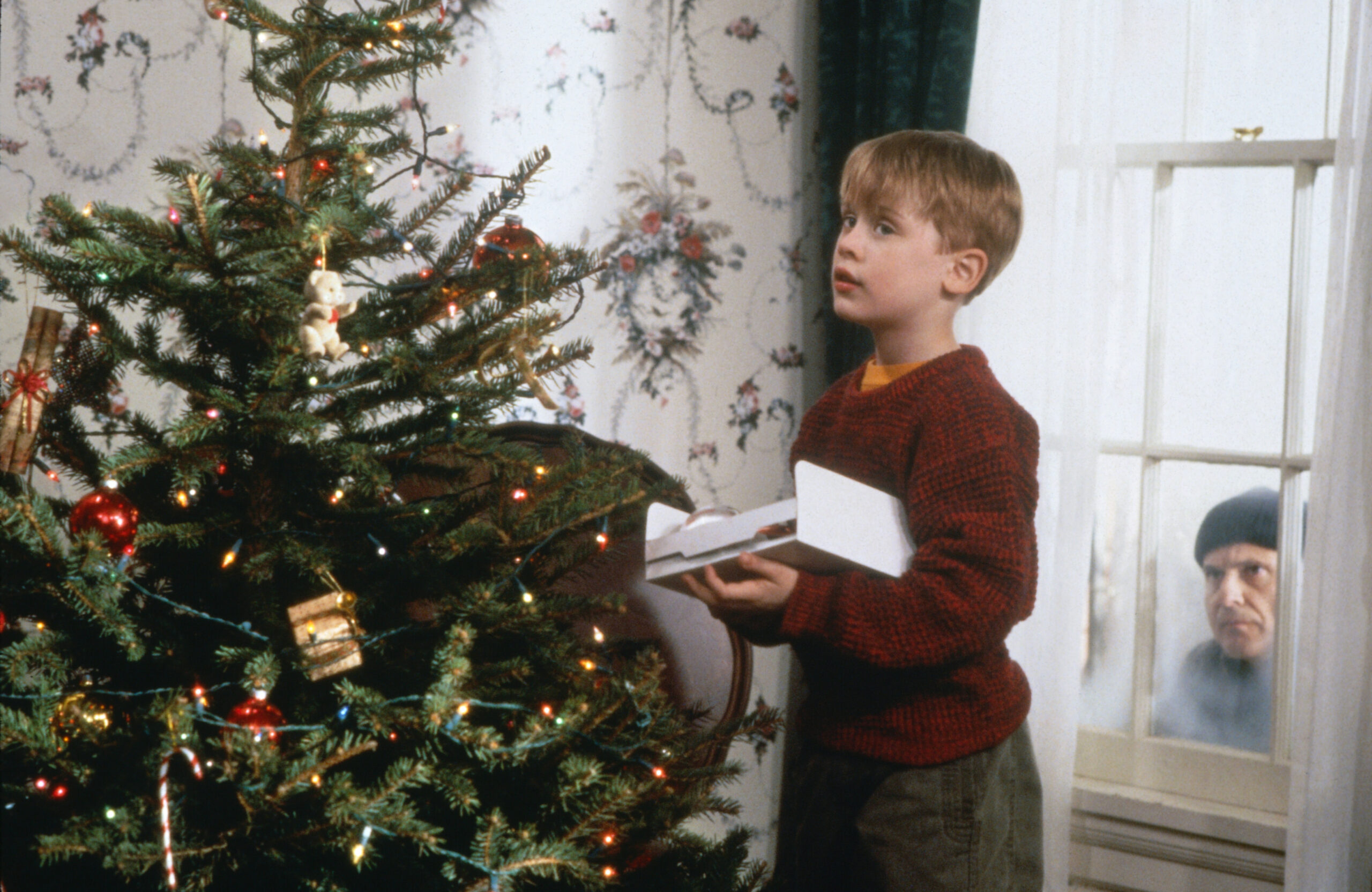 Macaulay Culkin and Joe Pesci in the Christmas classic 'Home Alone'