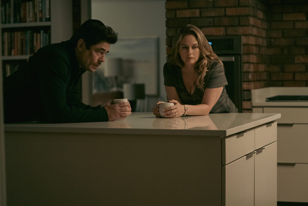 Benicio del Toro and Alicia Silverstone in 'Reptile'