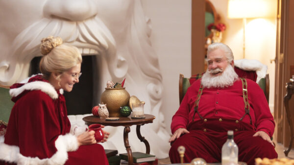 Elizabeth Mitchell and Tim Allen in 'The Santa Clauses'