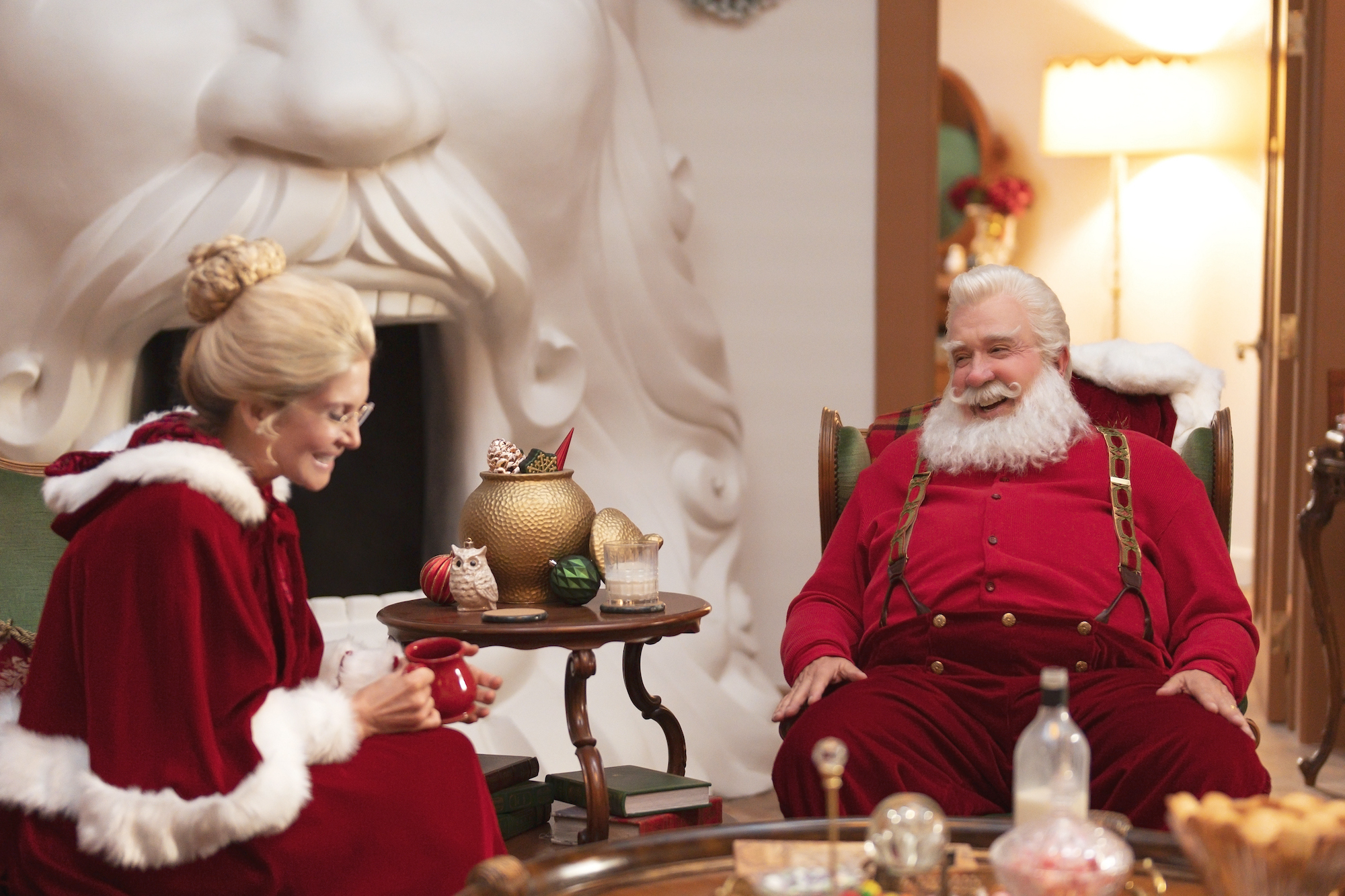 Elizabeth Mitchell and Tim Allen in 'The Santa Clauses'